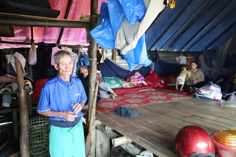 Đại gia đình 10 người của ông Vĩnh đang sinh sống trong lán trại khoảng 30m2. Ảnh: TN mat-nha-do-sat-lo-1.jpeg