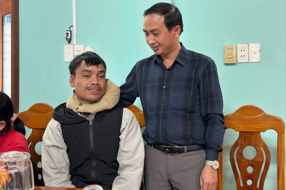 Bí thư xã Trà Tân động viên người dân mất nhà do sạt lở. Ảnh: TN IMG_3024.jpg