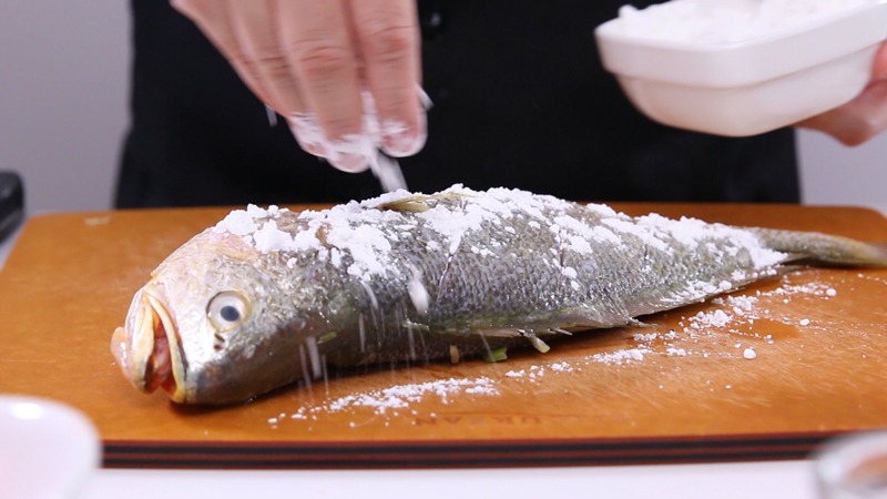 Đây là kẻ thù của dầu mỡ: Cho vào khi rán cá, cá giòn thơm, không dính chảo, không bắn dầu- Ảnh 3.