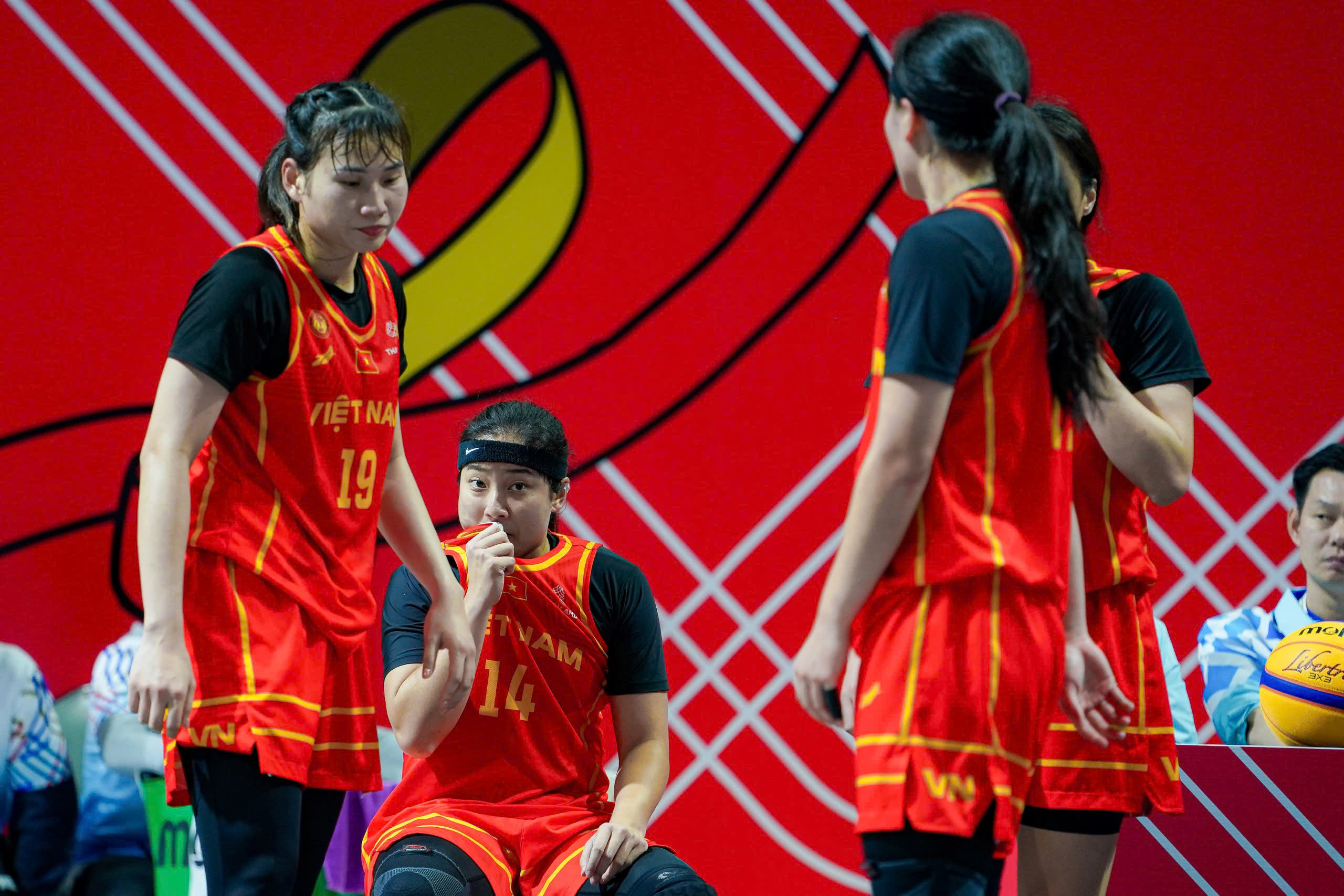 Sao Việt kiều chấn thương, bóng rổ nữ Việt Nam không thể bảo vệ HCV 2 Sao Việt kiều chấn thương, bóng rổ nữ Việt Nam không thể bảo vệ HCV - Ảnh 2.