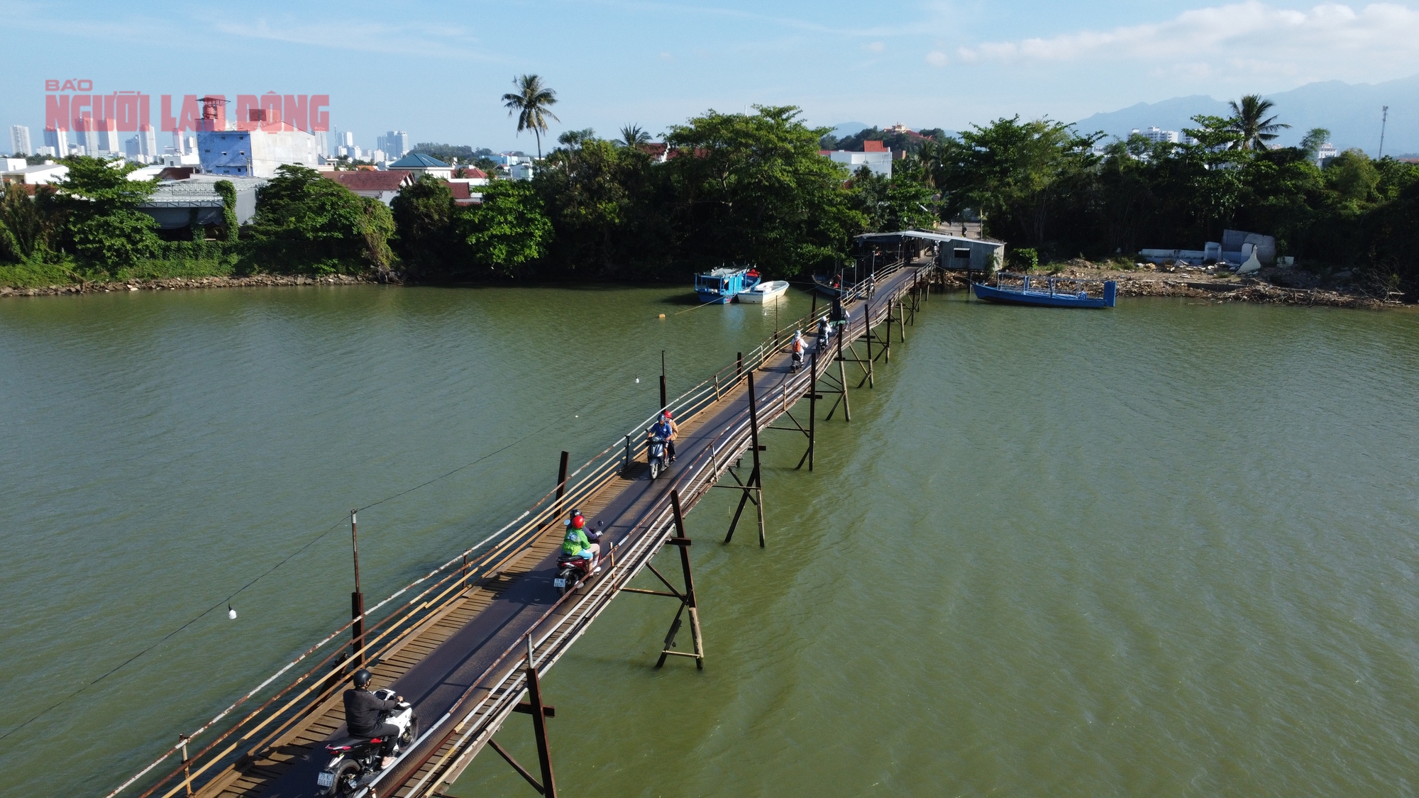 Ớn lạnh đi học bằng đò vì cầu Phú Kiểng bị trôi 2 Tây Nha Trang: Ớn lạnh đi học bằng đò vì cầu Phú Kiểng bị trôi - Ảnh 2.