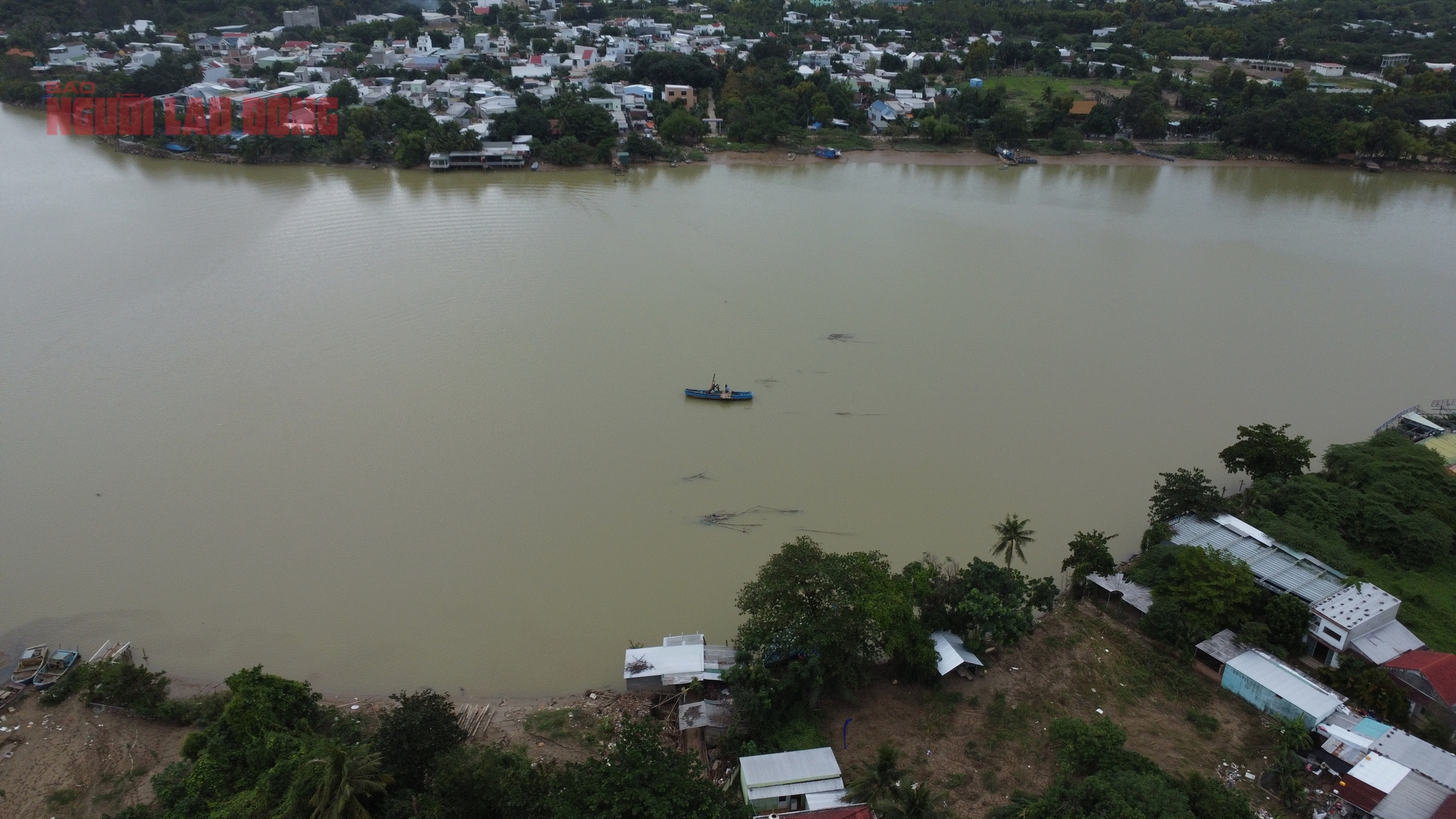 Ớn lạnh đi học bằng đò vì cầu Phú Kiểng bị trôi 3 Tây Nha Trang: Ớn lạnh đi học bằng đò vì cầu Phú Kiểng bị trôi - Ảnh 3.