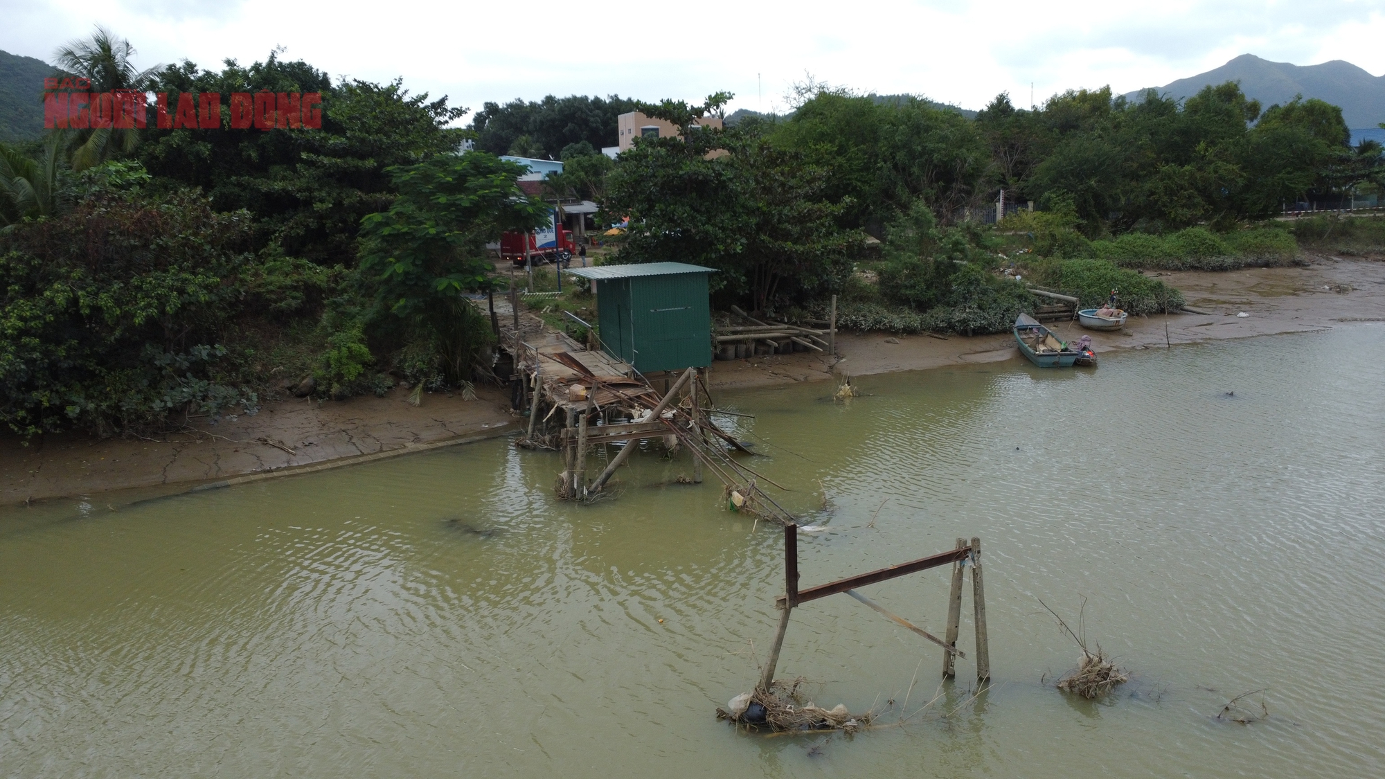 Ớn lạnh đi học bằng đò vì cầu Phú Kiểng bị trôi 4 Tây Nha Trang: Ớn lạnh đi học bằng đò vì cầu Phú Kiểng bị trôi - Ảnh 4.