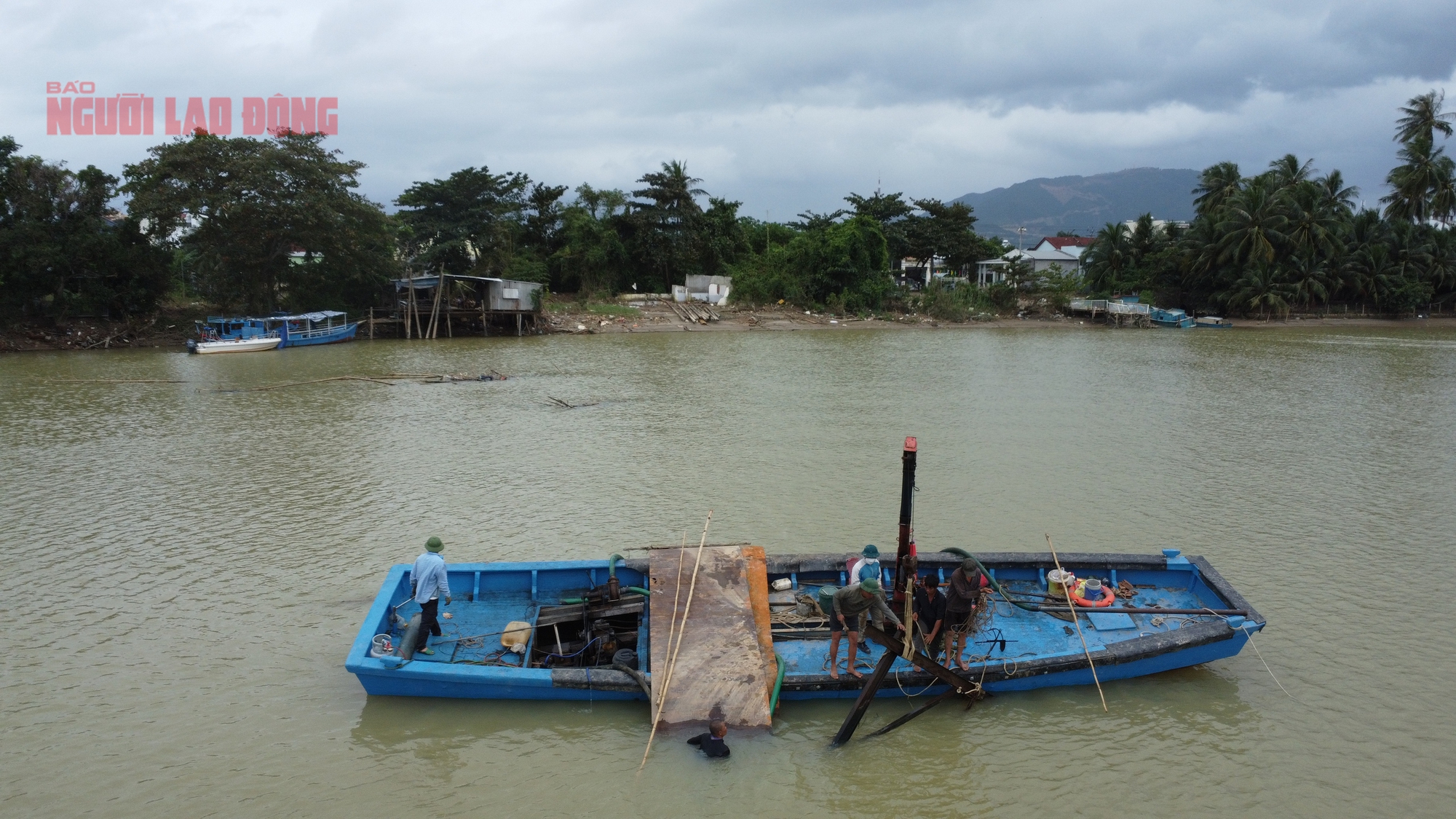 Ớn lạnh đi học bằng đò vì cầu Phú Kiểng bị trôi 6 Tây Nha Trang: Ớn lạnh đi học bằng đò vì cầu Phú Kiểng bị trôi - Ảnh 6.