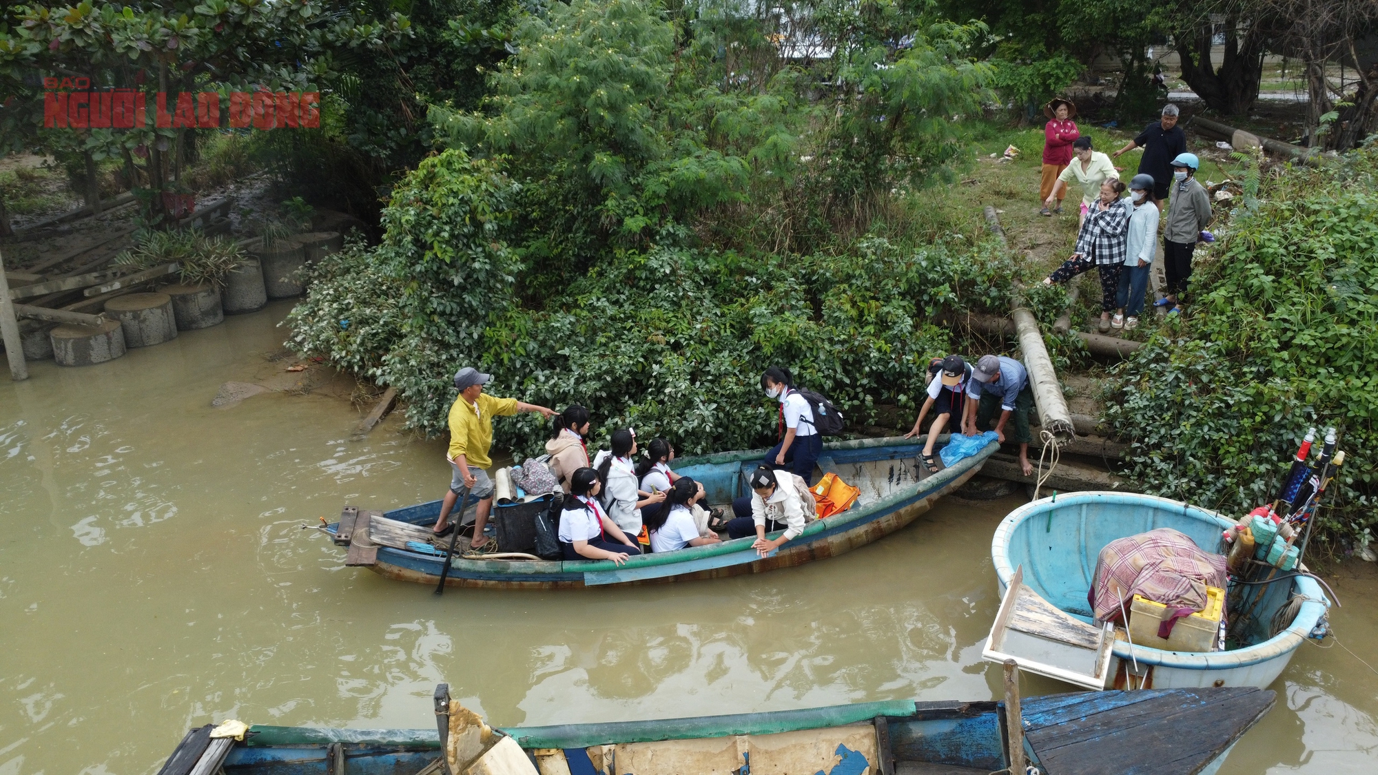 Ớn lạnh đi học bằng đò vì cầu Phú Kiểng bị trôi 7 Tây Nha Trang: Ớn lạnh đi học bằng đò vì cầu Phú Kiểng bị trôi - Ảnh 8.