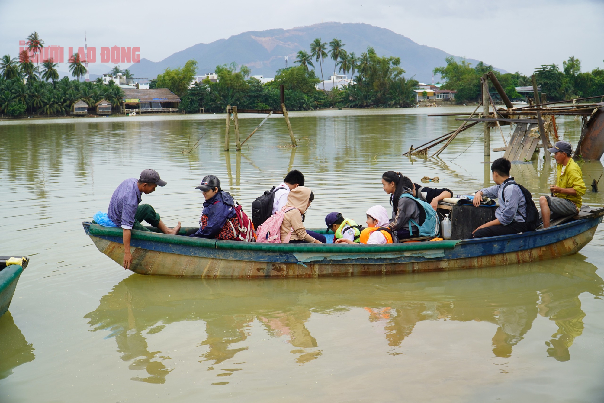 Ớn lạnh đi học bằng đò vì cầu Phú Kiểng bị trôi 8 Tây Nha Trang: Ớn lạnh đi học bằng đò vì cầu Phú Kiểng bị trôi - Ảnh 9.