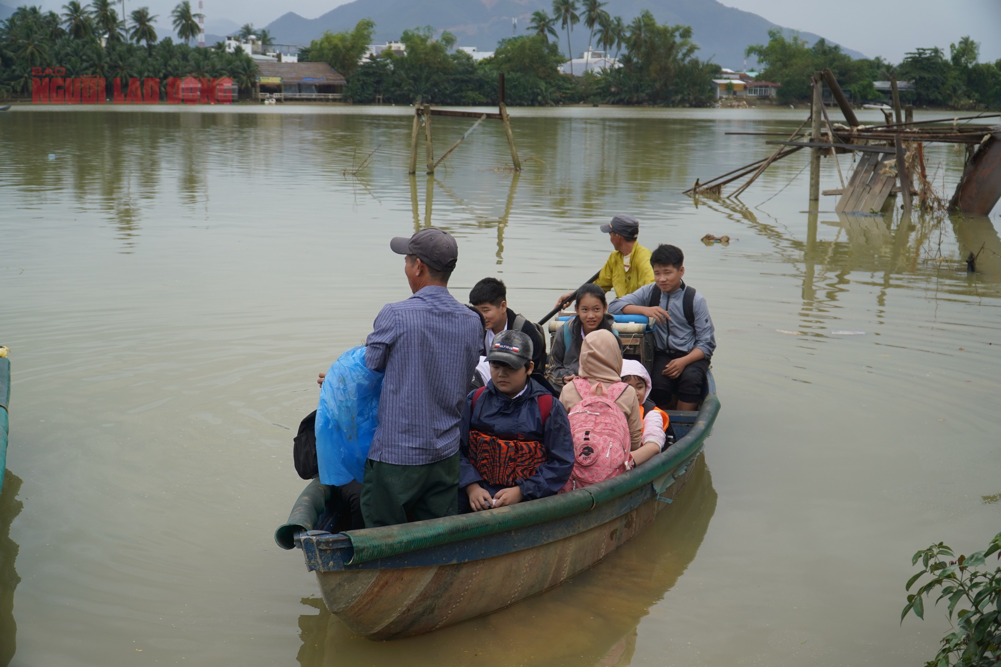 Ớn lạnh đi học bằng đò vì cầu Phú Kiểng bị trôi 9 Tây Nha Trang: Ớn lạnh đi học bằng đò vì cầu Phú Kiểng bị trôi - Ảnh 10.