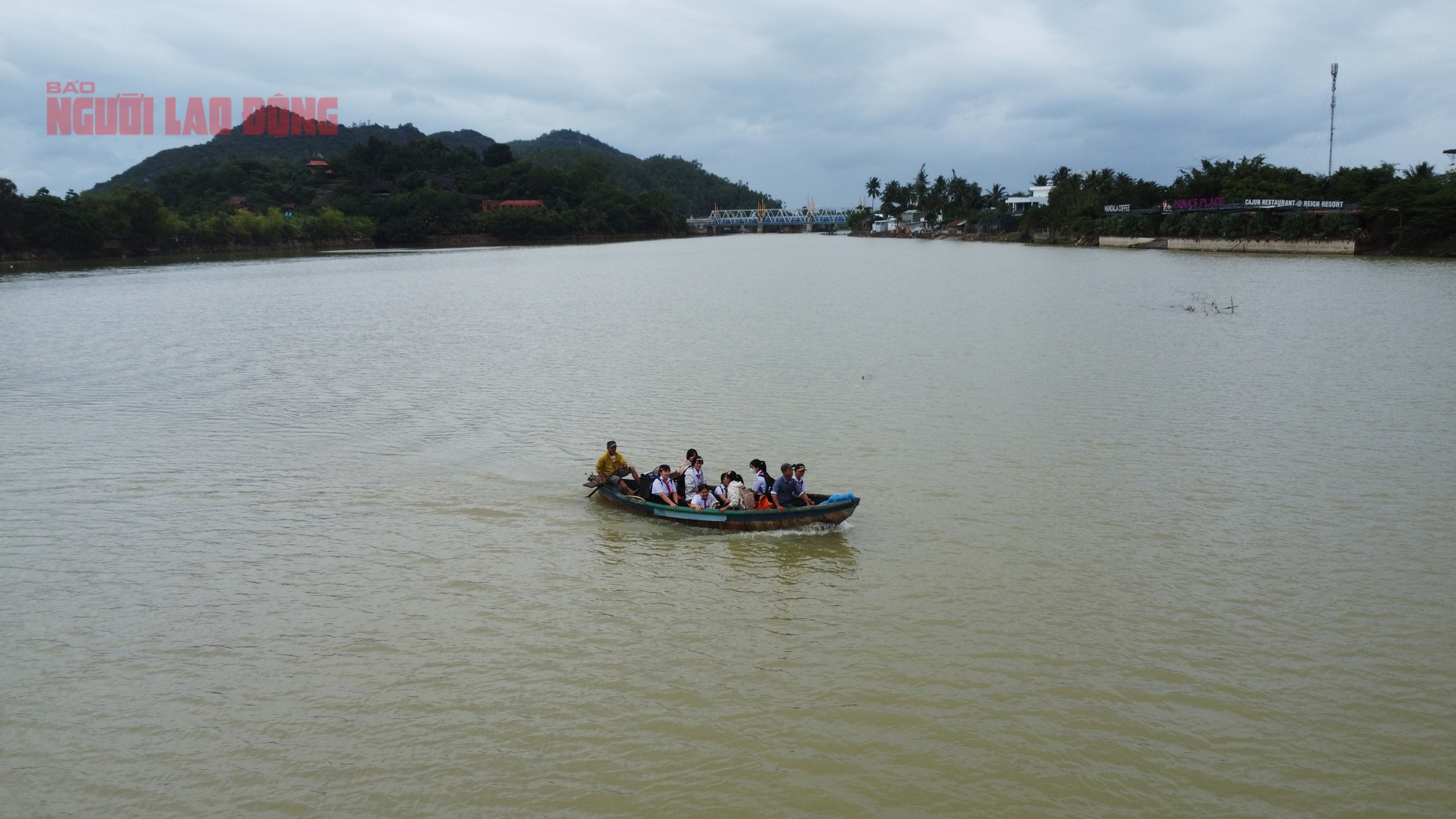 Ớn lạnh đi học bằng đò vì cầu Phú Kiểng bị trôi 10 Tây Nha Trang: Ớn lạnh đi học bằng đò vì cầu Phú Kiểng bị trôi - Ảnh 12.