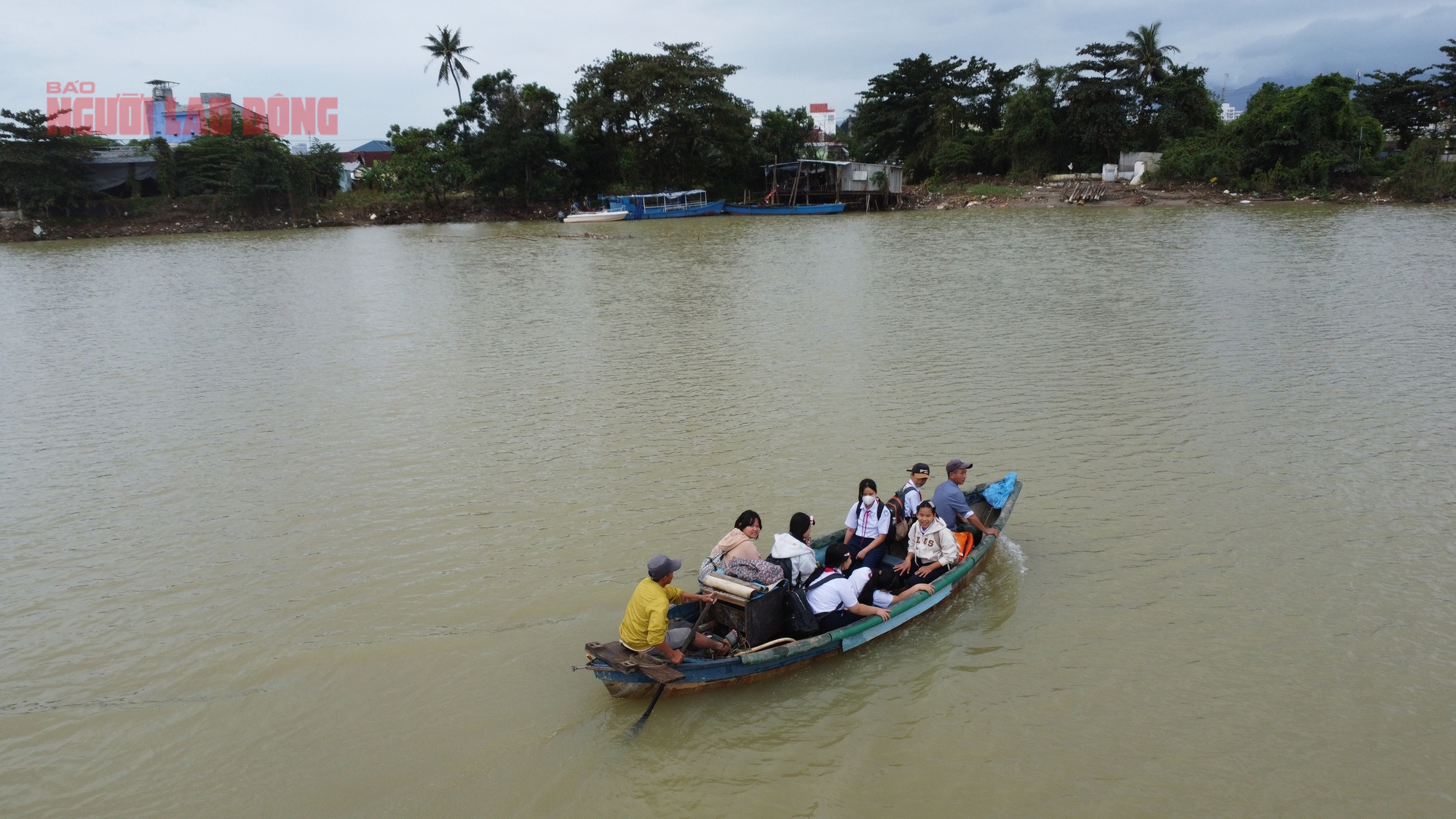Ớn lạnh đi học bằng đò vì cầu Phú Kiểng bị trôi 11 Tây Nha Trang: Ớn lạnh đi học bằng đò vì cầu Phú Kiểng bị trôi - Ảnh 13.