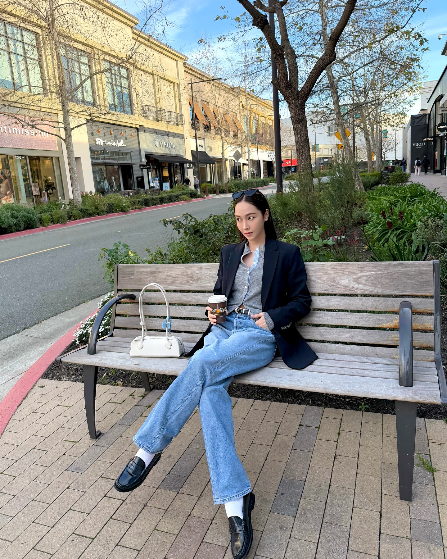 "Huyền thoại thời trang 8x" có 10 cách mặc quần jeans đơn giản, nhưng chạm đỉnh cao sang xịn mịn 4 Huyền thoại mặc đẹp 8x có 10 cách mặc quần jeans đơn giản, nhưng chạm đỉnh cao sang xịn mịn - Ảnh 4.