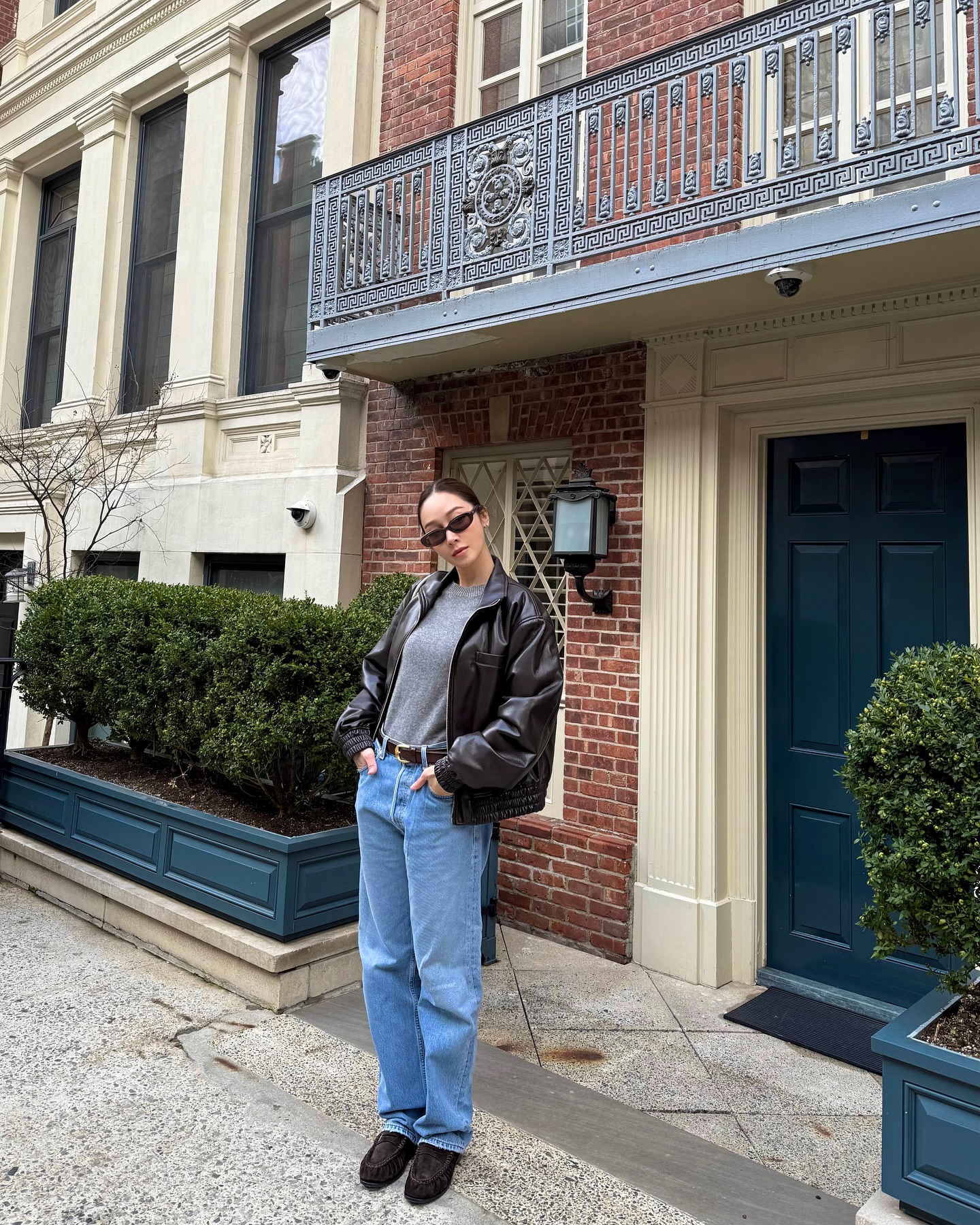 "Huyền thoại thời trang 8x" có 10 cách mặc quần jeans đơn giản, nhưng chạm đỉnh cao sang xịn mịn 5 Huyền thoại mặc đẹp 8x có 10 cách mặc quần jeans đơn giản, nhưng chạm đỉnh cao sang xịn mịn - Ảnh 5.