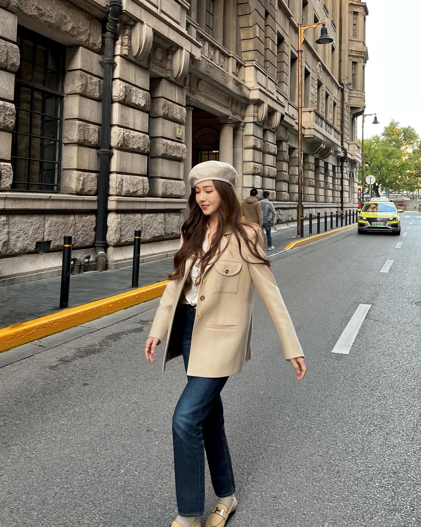 "Huyền thoại thời trang 8x" có 10 cách mặc quần jeans đơn giản, nhưng chạm đỉnh cao sang xịn mịn 9 Huyền thoại mặc đẹp 8x có 10 cách mặc quần jeans đơn giản, nhưng chạm đỉnh cao sang xịn mịn - Ảnh 9.