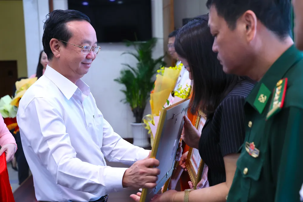 Phó Chủ tịch UBND TP.HCM Bùi Minh Thạnh tặng bằng khen cho cá nhân, tập thể. Ảnh: LÊ THOA the-vang-ec-10.JPG