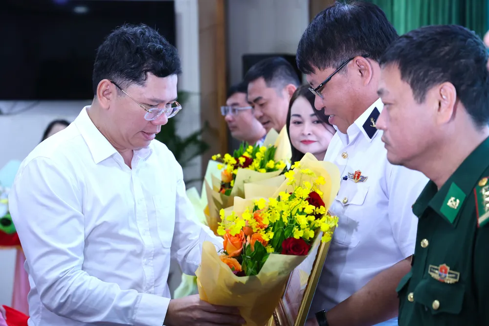 Phó Chủ tịch UBND TP.HCM Hoàng Nguyên Dinh tặng bằng khen cho cá nhân, tập thể có thành tích tiêu biểu. Ảnh: LÊ THOA the-vang-ec-7.JPG