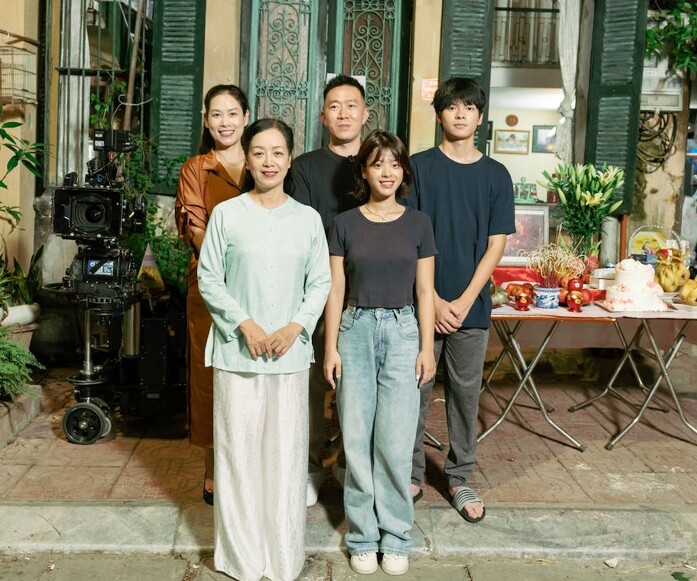 Con trai NSND Trần Lực đi đóng phim phải nghỉ học 1 tháng nhưng thi vẫn đạt 10, ngoại hình được khen điển trai hơn bố 7 Trần Tú bên cạnh các bạn diễn trong bộ phim điện ảnh đầu tay.