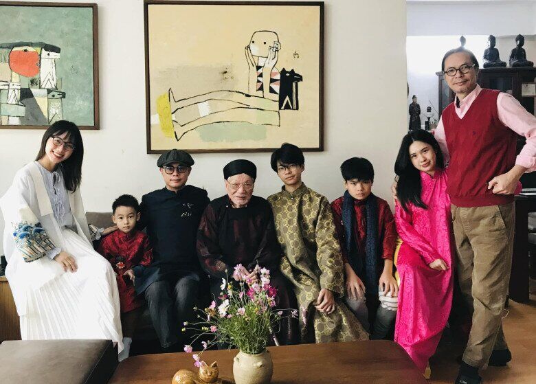 Con trai NSND Trần Lực đi đóng phim phải nghỉ học 1 tháng nhưng thi vẫn đạt 10, ngoại hình được khen điển trai hơn bố 8 NSND Trần Lực chia sẻ những khoảnh khắc gia đình quây quần hạnh phúc.