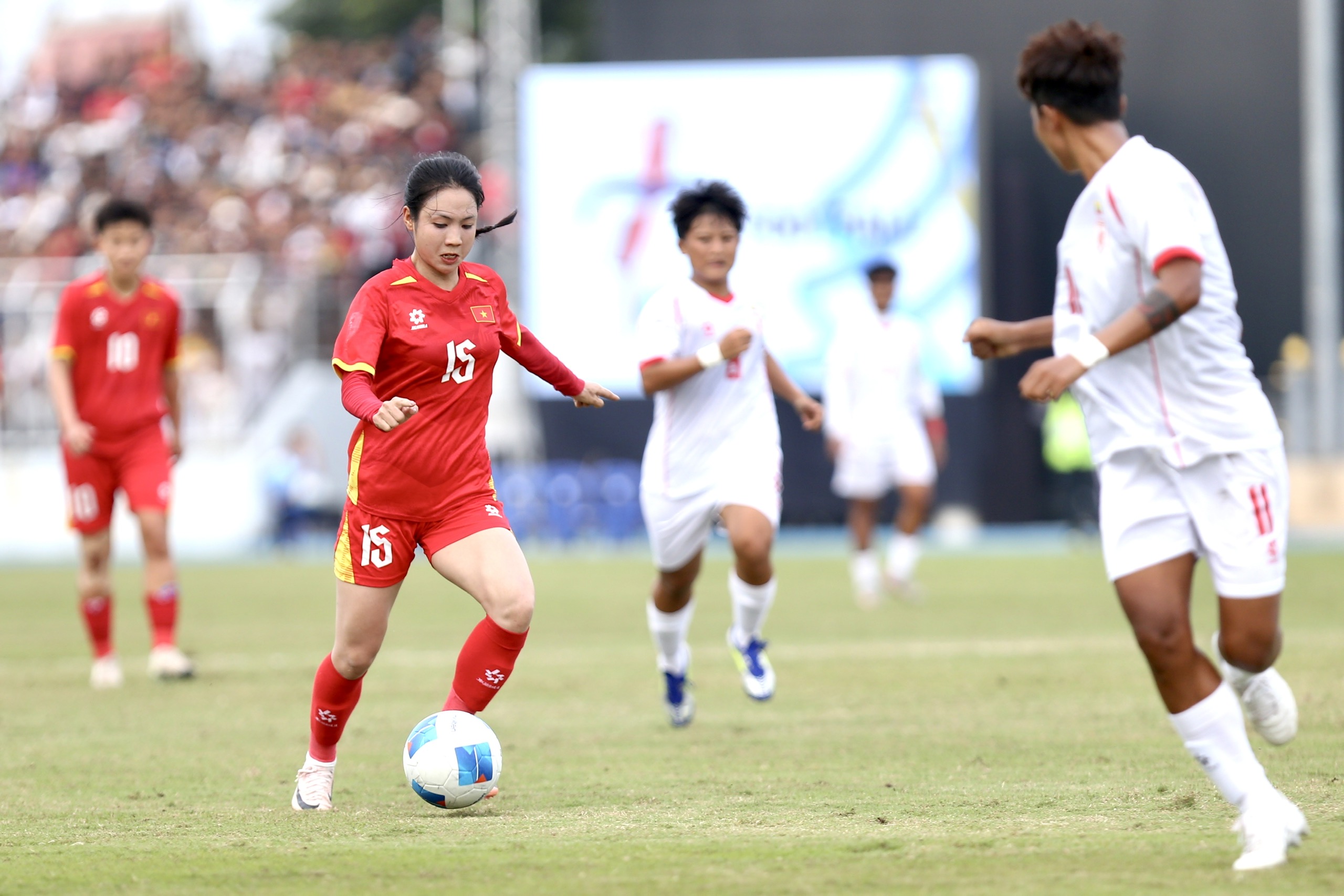 Đội tuyển nữ Việt Nam thắng Myanmar bằng ‘đầu’, hiên ngang vào bán kết: Chủ tịch VFF thưởng 700 triệu đồng- Ảnh 7. Đội tuyển nữ Việt Nam thắng Myanmar bằng ‘đầu’, hiên ngang vào bán kết: Chủ tịch VFF thưởng 700 triệu đồng- Ảnh 7.