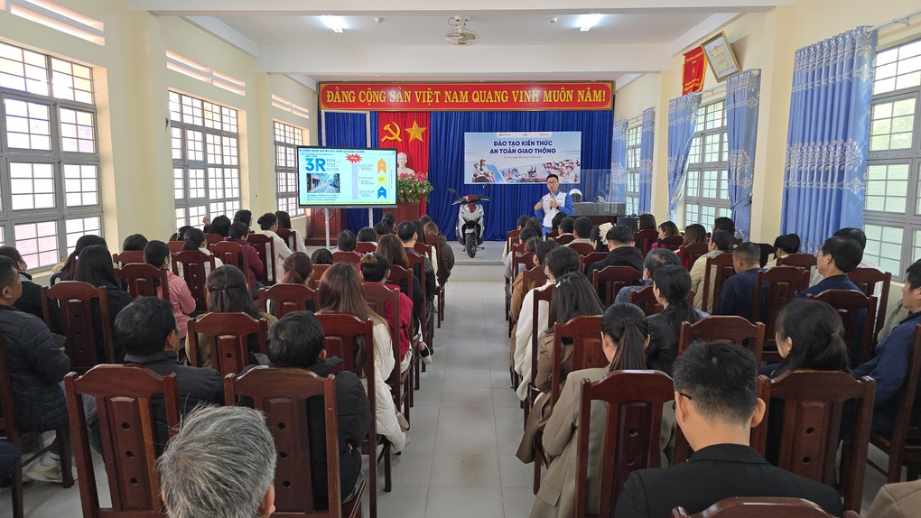 Honda Việt Nam trao hơn 1.000 mũ bảo hiểm cho học sinh lớp một khu vực Tây Nguyên - 4