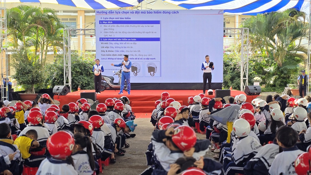 Honda Việt Nam trao hơn 1.000 mũ bảo hiểm cho học sinh lớp một khu vực Tây Nguyên - 3