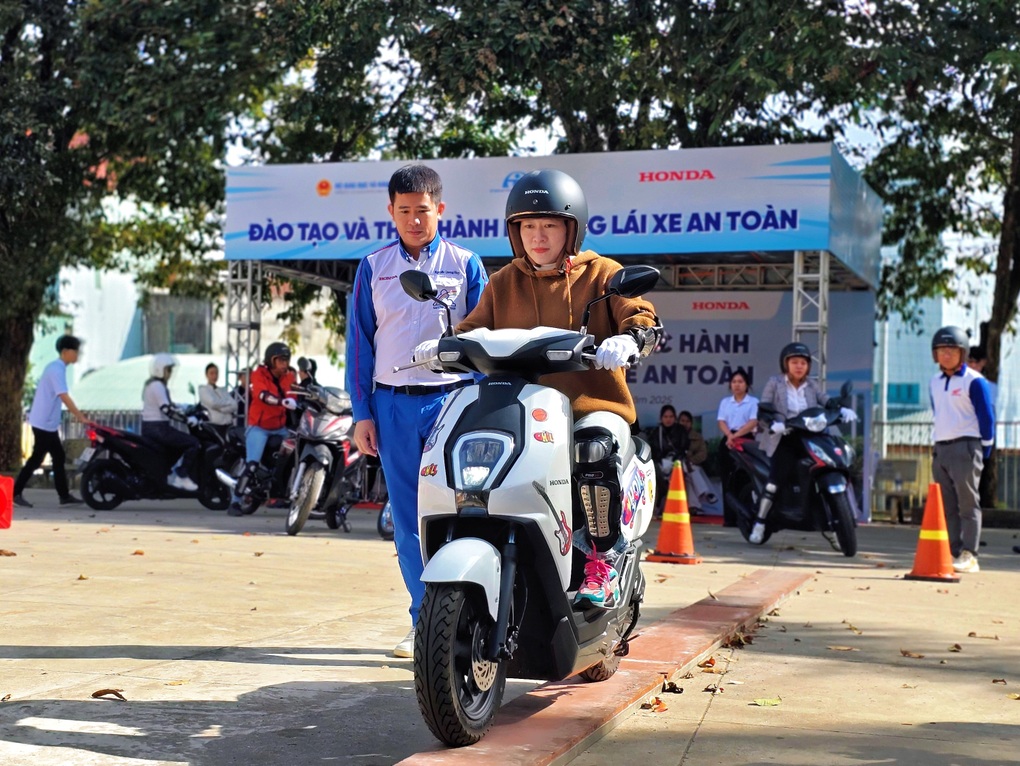 Honda Việt Nam trao hơn 1.000 mũ bảo hiểm cho học sinh lớp một khu vực Tây Nguyên - 5