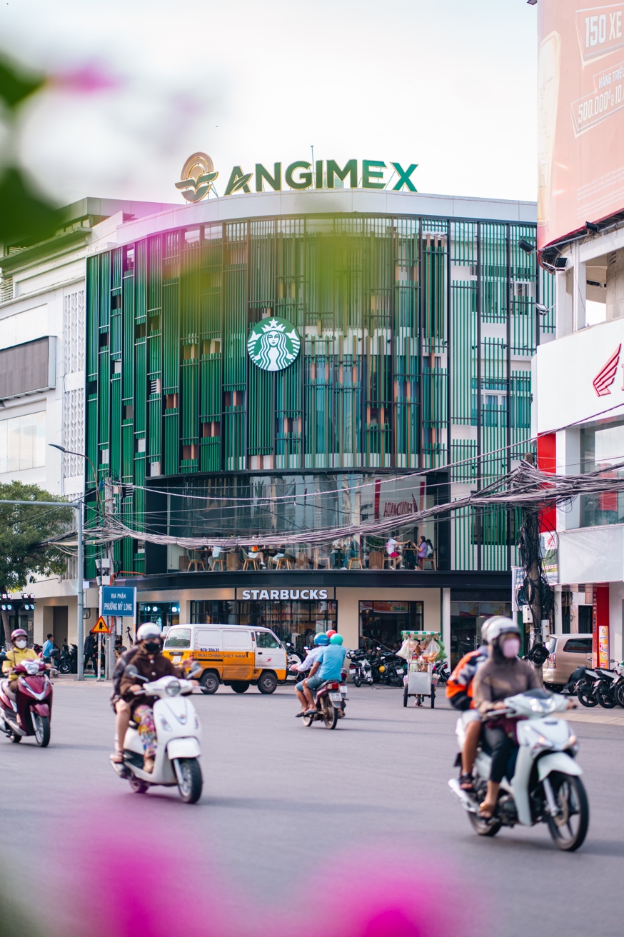 Starbucks Long Xuyên: Không gian hiện đại giữa lòng miền Tây, hút giới trẻ check-in rần rần- Ảnh 2.