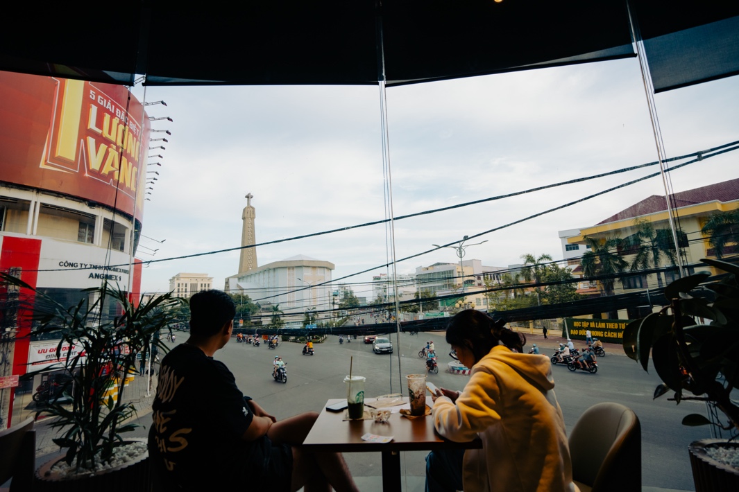 Starbucks Long Xuyên: Không gian hiện đại giữa lòng miền Tây, hút giới trẻ check-in rần rần- Ảnh 3.