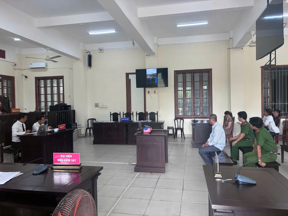 Tòa cho chiếu đoạn video diễn biến vụ việc tại phiên tòa phúc thẩm. Ảnh: NHẪN NAM xe-cho-lua-can-qua-nguoi-vo-y-gay-thuong-tich-1.jpg