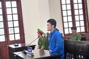 Đang nghe tuyên án vụ gây rối trật tự công cộng, lại phạm tội gây rối trật tự phiên tòa