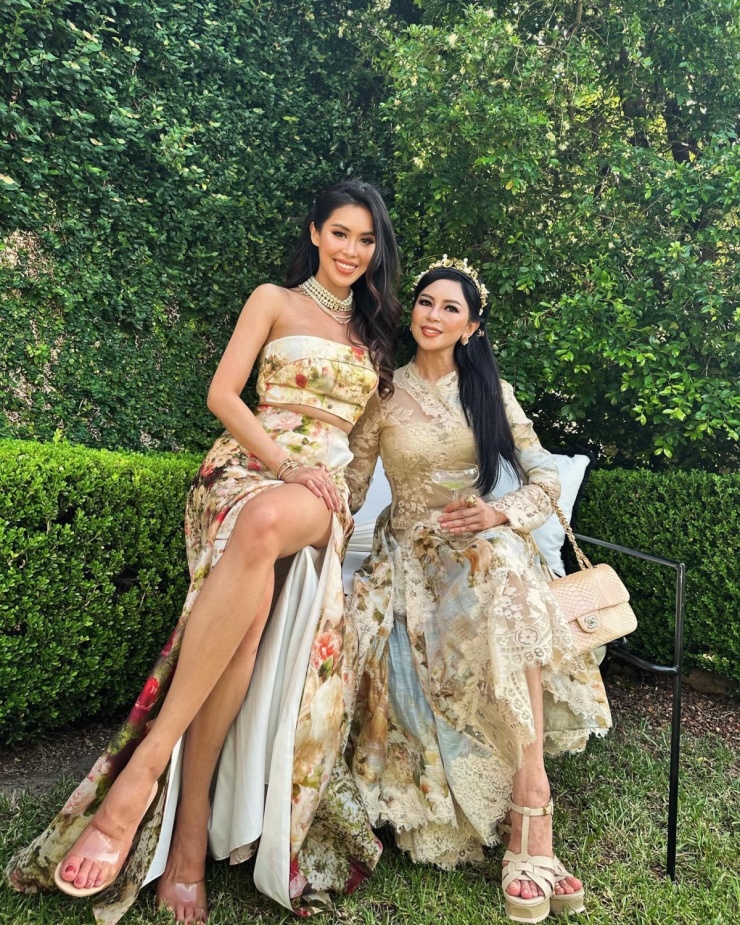 Đồ đôi vương giả của phu nhân và ái nữ nhà vua hàng hiệu 4 Phu nhân và ái nữ nhà 'vua hàng hiệu' khoe phong thái vương giả qua những bộ cánh hàng hiệu xa xỉ mọi lúc mọi nơi, khi xuất hiện cùng nhau.