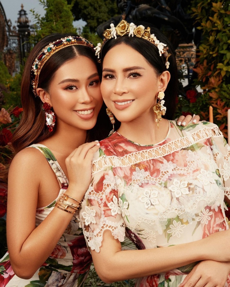 Đồ đôi vương giả của phu nhân và ái nữ nhà vua hàng hiệu 6 Tủ đồ của cả hai có nhiều thiết kế đồng điệu của Dolce & Gabbana mang phong cách Địa Trung Hải hào nhoáng, giá bán xấp xỉ 100 triệu đồng mỗi chiếc.