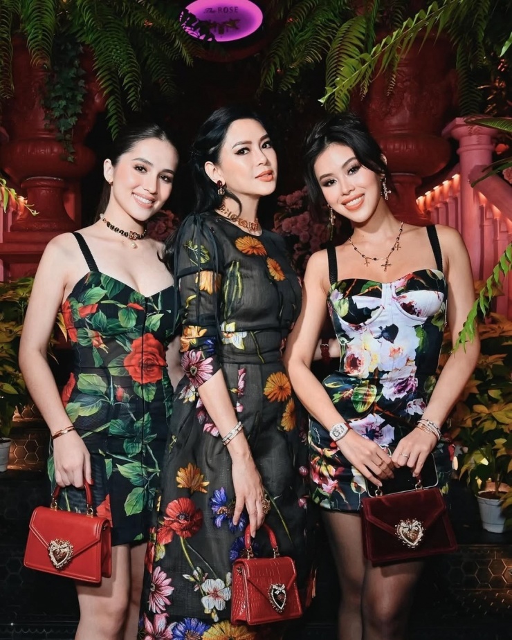 Đồ đôi vương giả của phu nhân và ái nữ nhà vua hàng hiệu 8 Đồ đôi vương giả của phu nhân và ái nữ nhà 'vua hàng hiệu' - 7