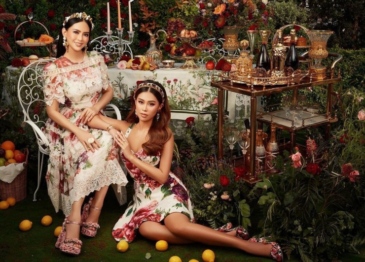 Đồ đôi vương giả của phu nhân và ái nữ nhà vua hàng hiệu 7 Các bộ cánh hoa lá còn được Thủy Tiên và con gái kết hợp cùng những món phụ kiện đặc trưng cho lối sống thượng lưu như trang sức, hoa tai, bờm tóc... đính đá quý, kim cương.