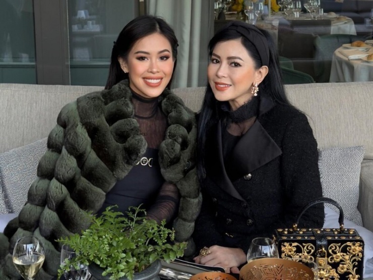 Đồ đôi vương giả của phu nhân và ái nữ nhà vua hàng hiệu 9 Hai mẹ con ở đời thường cũng có phong cách ăn ý, luôn phối đồ cùng kiểu dáng, màu sắc, cách mix-match.