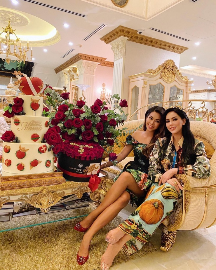 Đồ đôi vương giả của phu nhân và ái nữ nhà vua hàng hiệu 10 Các trang phục của Thủy Tiên và Tiên Nguyễn thường có nhiều màu sắc, chi tiết, tuy nhiên không bị sến nhờ được hoàn thiện bằng chất liệu cao cấp và kỹ thuật may đo chuẩn mực, đi cùng lối phối màu hợp lý giữa trang phục - phụ kiện.