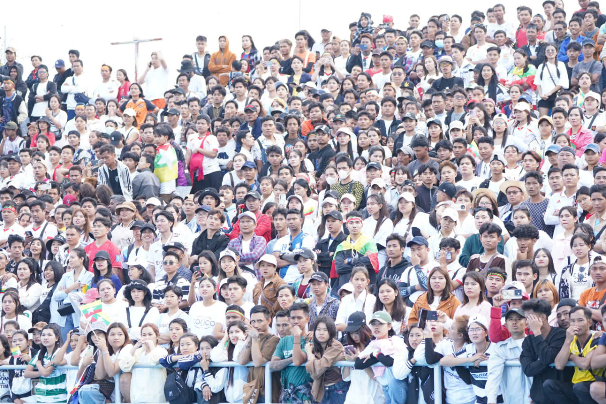 Số đông CĐV Myanmar thất vọng, trên sân Chonburi, Thái Lan hôm 11/12. Ảnh: Đức Đồng