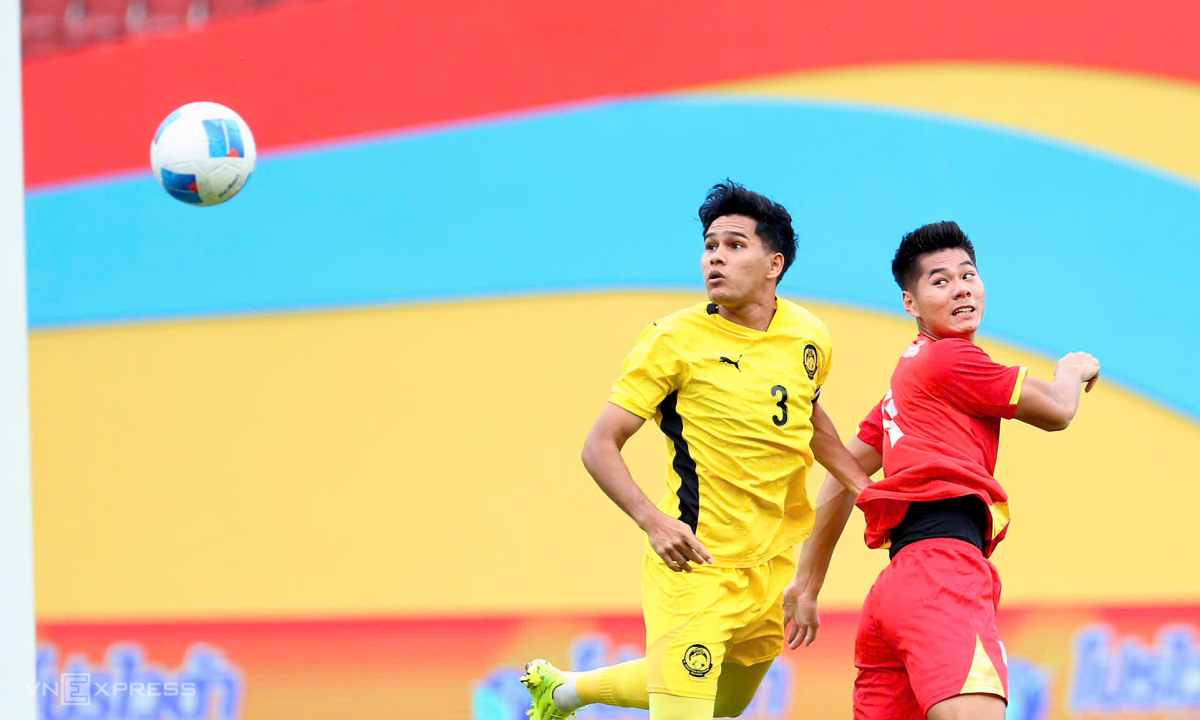 Cú đánh đầu ngược thành bàn thắng của Hiểu Minh. Ảnh: Hiếu Lương