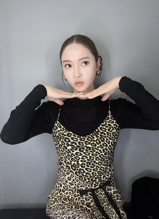 Khoe nét cá tính mạnh mẽ cùng họa tiết da báo- Ảnh 3. Khoe nét cá tính mạnh mẽ cùng họa tiết da báo- Ảnh 3.