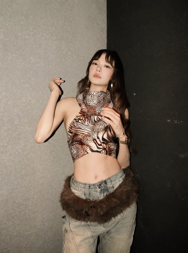 Khoe nét cá tính mạnh mẽ cùng họa tiết da báo- Ảnh 4. Khoe nét cá tính mạnh mẽ cùng họa tiết da báo- Ảnh 4.