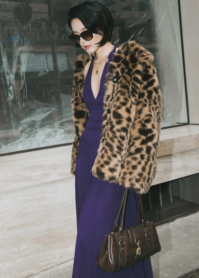Khoe nét cá tính mạnh mẽ cùng họa tiết da báo- Ảnh 7. Khoe nét cá tính mạnh mẽ cùng họa tiết da báo- Ảnh 7.