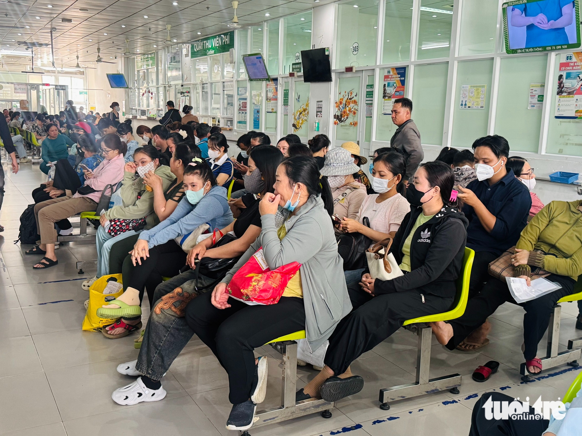 Khảo sát chất lượng bệnh viện ở TP.HCM: Người bệnh than thiếu chỗ gửi xe, nhà vệ sinh dơ, quá tải 2 Người bệnh - Ảnh 2.