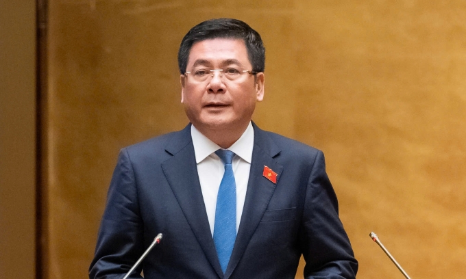 Bộ trưởng Công Thương Nguyễn Hồng Diên báo cáo giải trình sáng 11/12. Ảnh: Media Quốc hội