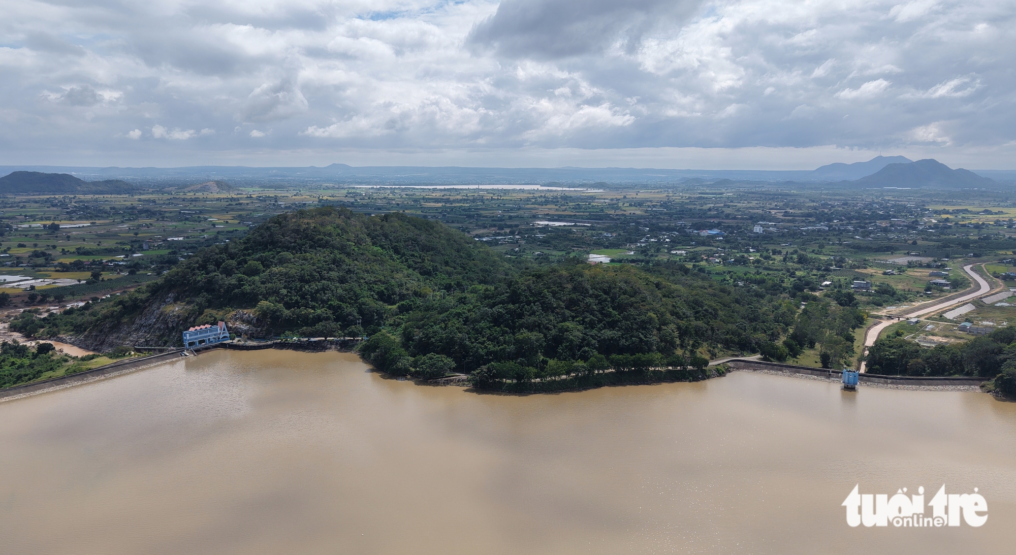 Flycam hai hồ thủy lợi Sông Quao, Lòng Sông vùng Bình Thuận cũ từng xả lũ kỷ lục 2 Flycam hai hồ thủy lợi Sông Quao, Lòng Sông vùng Bình Thuận cũ từng xả lũ kỷ lục - Ảnh 2.