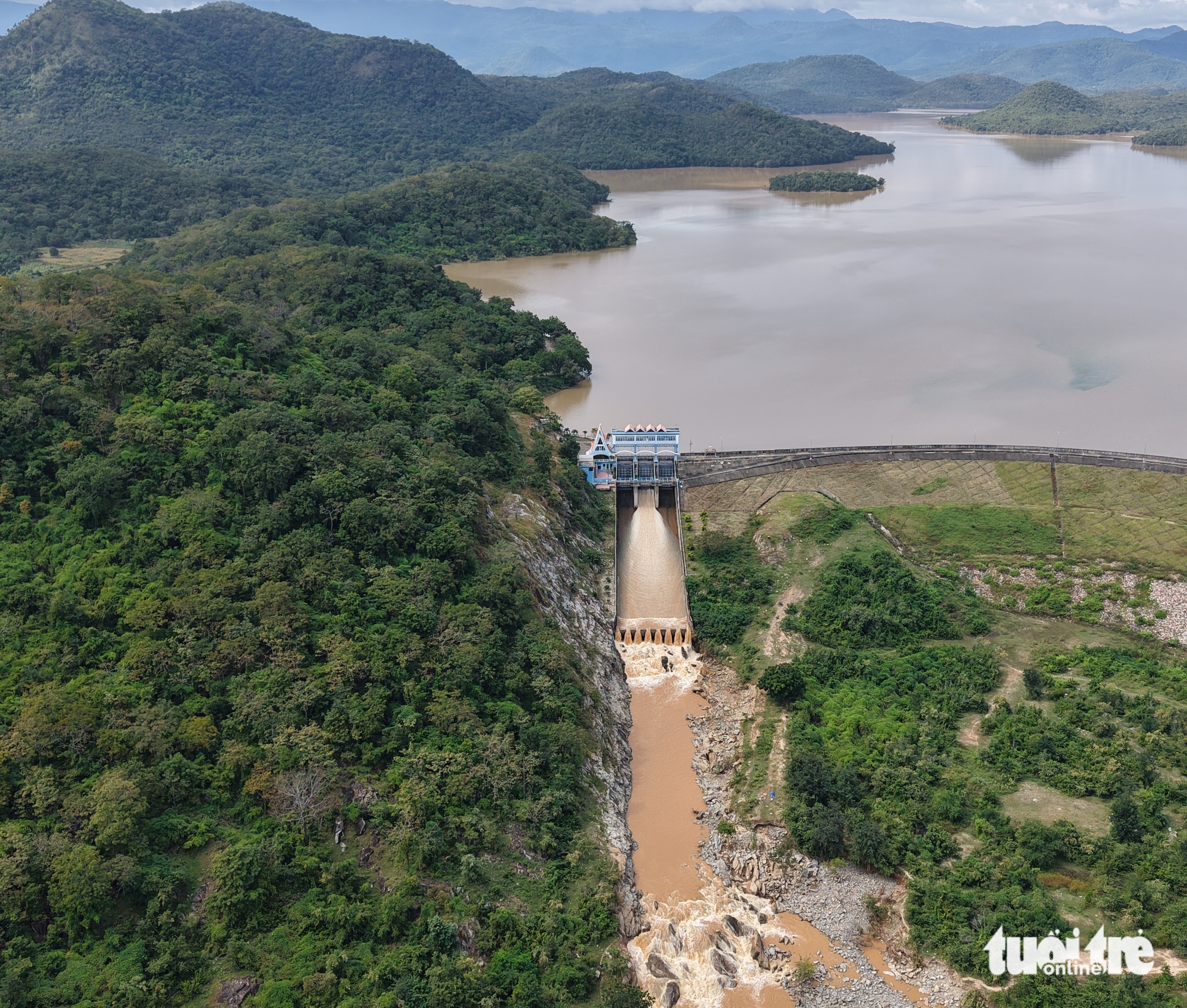 Flycam hai hồ thủy lợi Sông Quao, Lòng Sông vùng Bình Thuận cũ từng xả lũ kỷ lục 3 Flycam hai hồ thủy lợi Sông Quao, Lòng Sông vùng Bình Thuận cũ từng xả lũ kỷ lục - Ảnh 3.