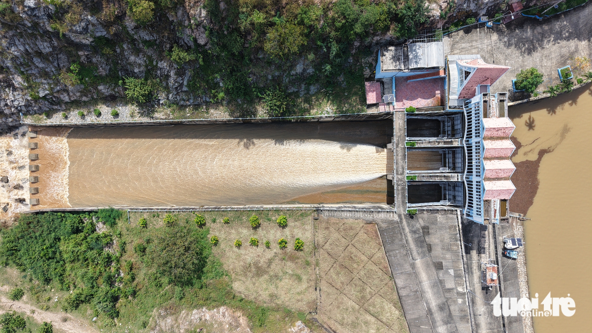 Flycam hai hồ thủy lợi Sông Quao, Lòng Sông vùng Bình Thuận cũ từng xả lũ kỷ lục 4 Flycam hai hồ thủy lợi Sông Quao, Lòng Sông vùng Bình Thuận cũ từng xả lũ kỷ lục - Ảnh 4.