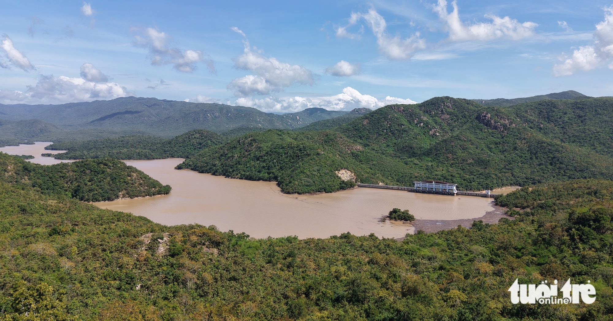 Flycam hai hồ thủy lợi Sông Quao, Lòng Sông vùng Bình Thuận cũ từng xả lũ kỷ lục 5 Flycam hai hồ thủy lợi Sông Quao, Lòng Sông vùng Bình Thuận cũ từng xả lũ kỷ lục - Ảnh 5.