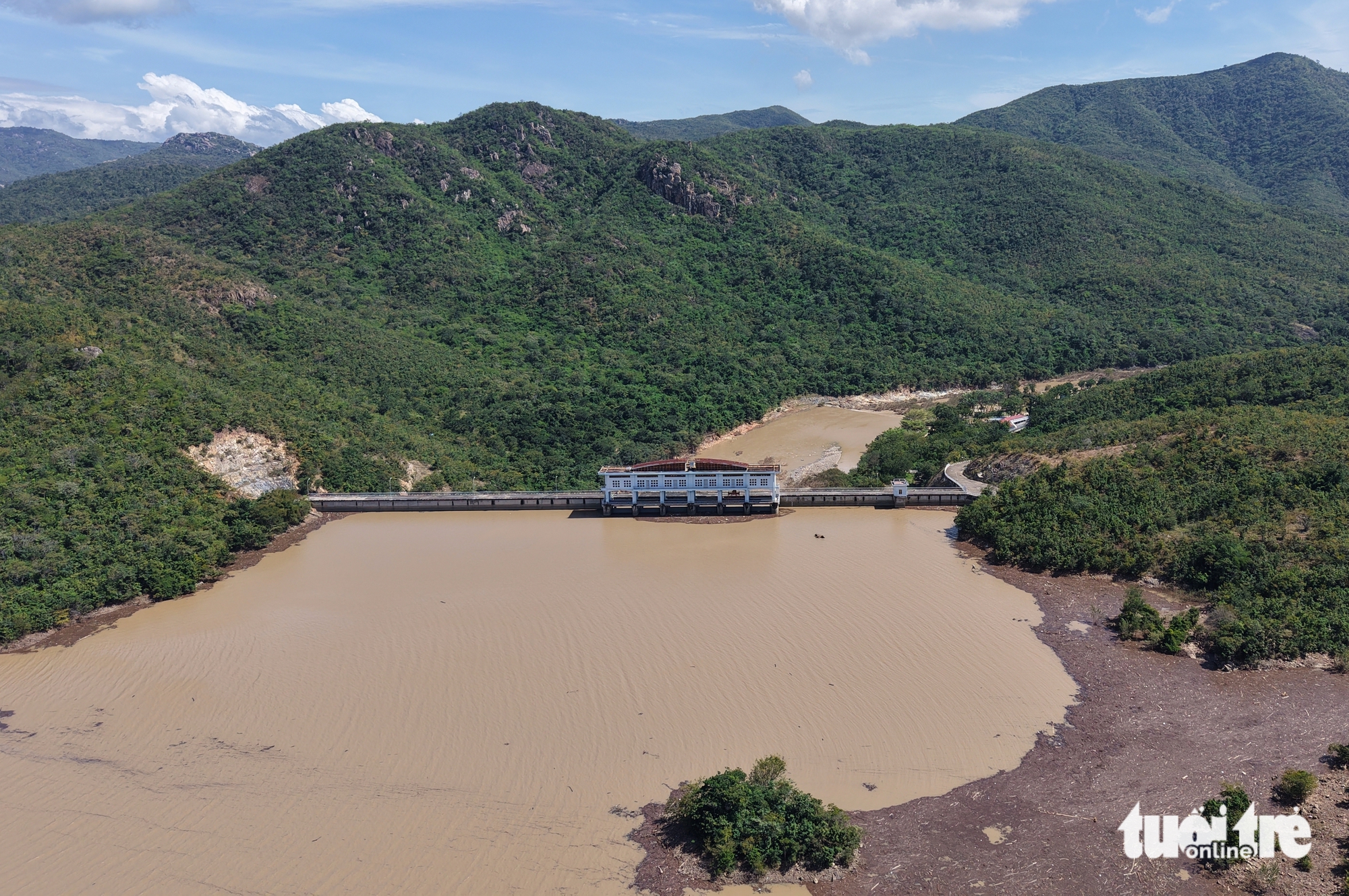 Flycam hai hồ thủy lợi Sông Quao, Lòng Sông vùng Bình Thuận cũ từng xả lũ kỷ lục 6 Flycam hai hồ thủy lợi Sông Quao, Lòng Sông vùng Bình Thuận cũ từng xả lũ kỷ lục - Ảnh 6.