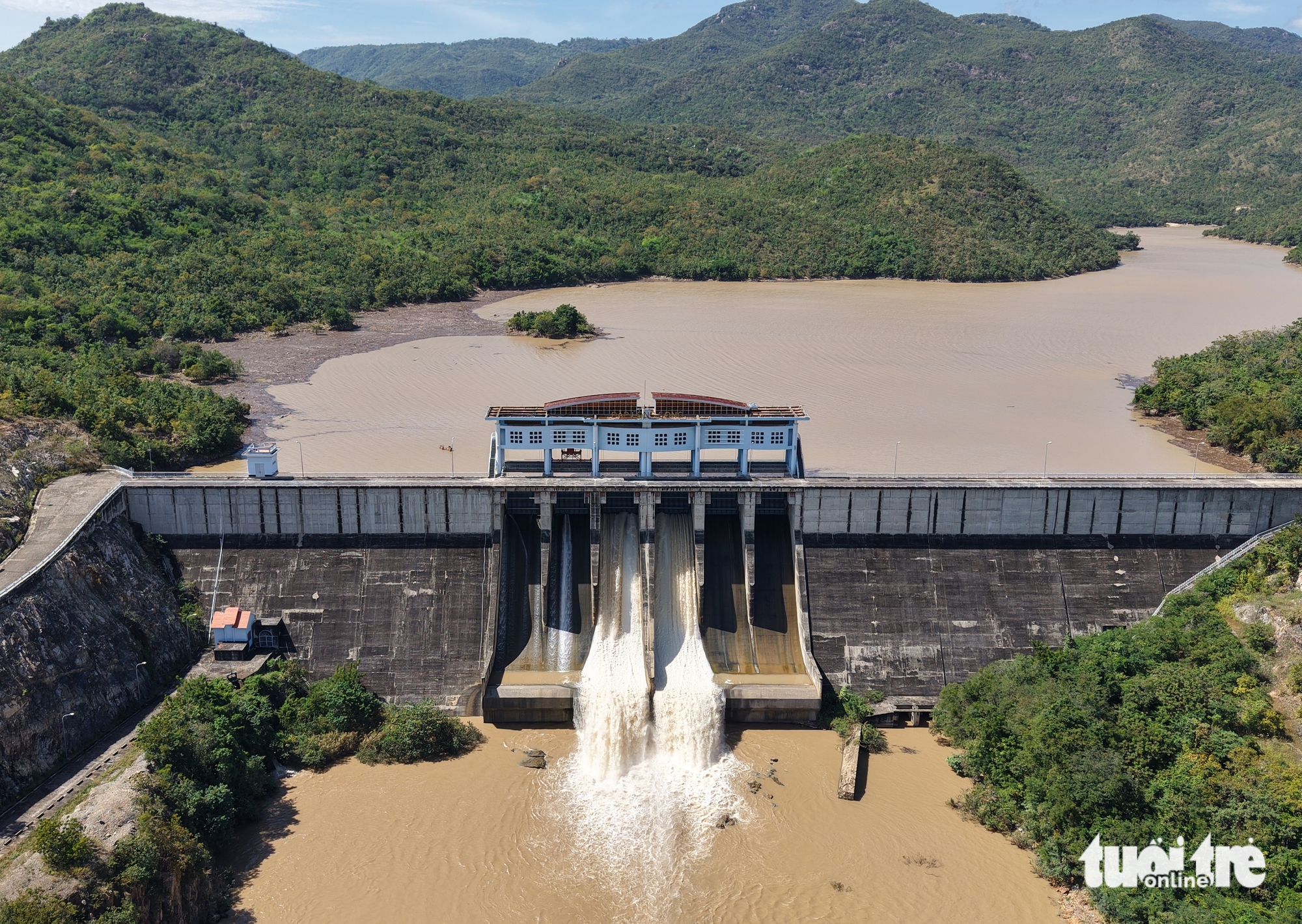 Flycam hai hồ thủy lợi Sông Quao, Lòng Sông vùng Bình Thuận cũ từng xả lũ kỷ lục 7 Flycam hai hồ thủy lợi Sông Quao, Lòng Sông vùng Bình Thuận cũ từng xả lũ kỷ lục - Ảnh 7.