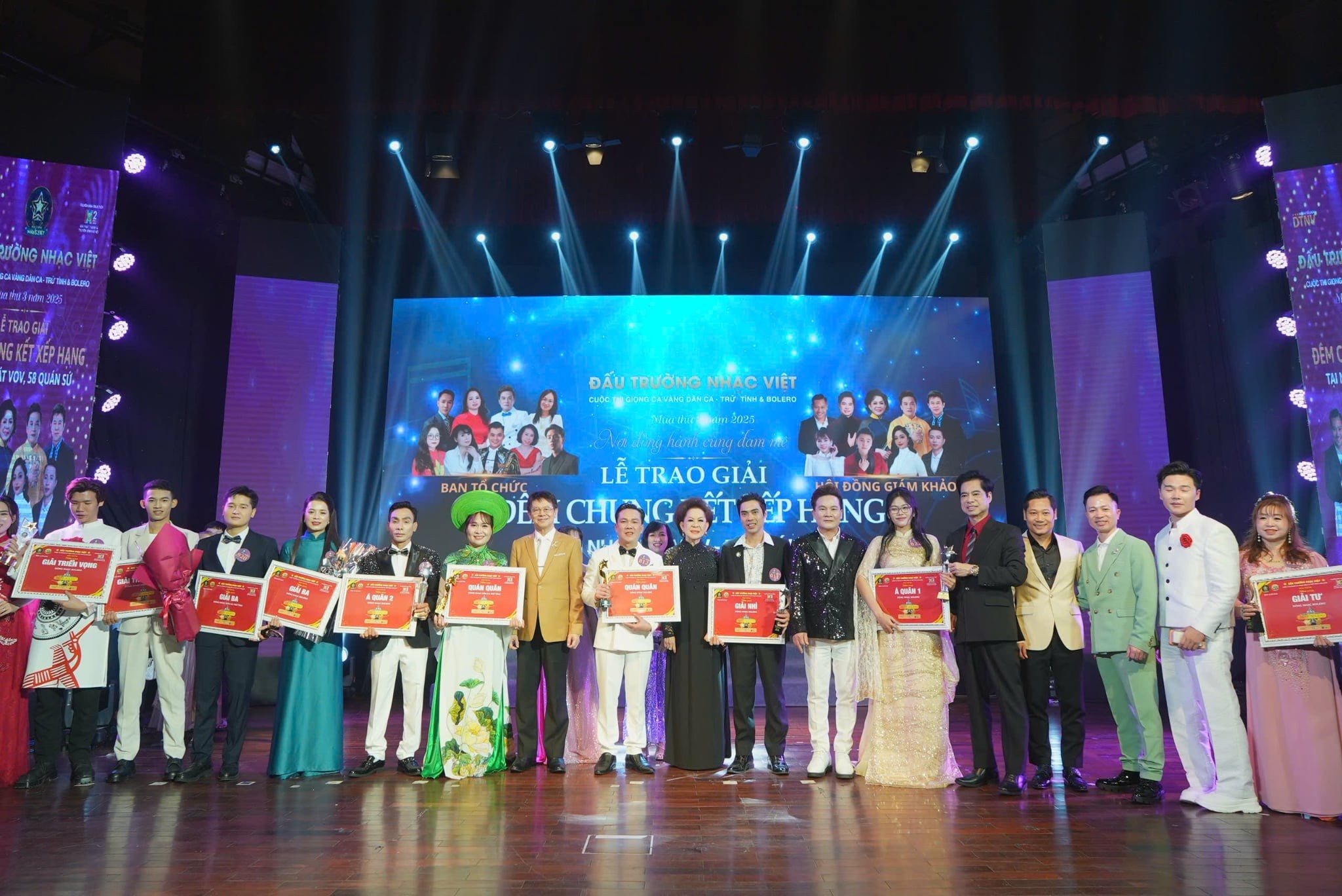 CA SĨ XUÂN HƯỞNG XUẤT SẮC ĐOẠT QUÁN QUÂN ĐẤU TRƯỜNG NHẠC VIỆT 2025 – DÒNG NHẠC BOLERO 2 ca-si-xuan-huong-7-1765463230.jpg