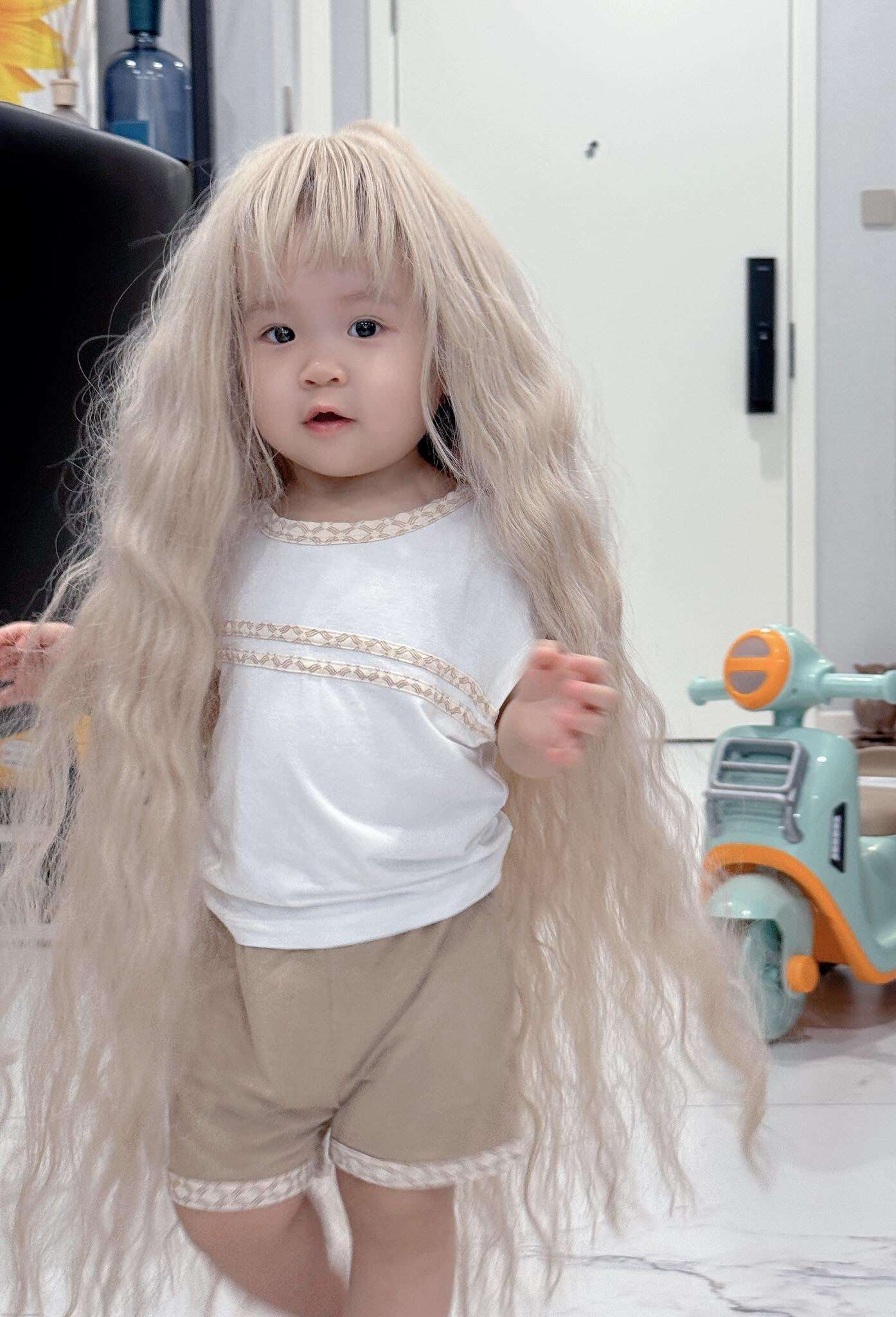 Con gái lai Hàn của Sam ăn uống tiết kiệm, từng biểu cảm hài hước như hoạt hình nay trổ nét xinh hệt mẹ hot girl 4 Bé Ijin thường xuyên được mẹ cho diện những bộ tóc giả đầy hài hước