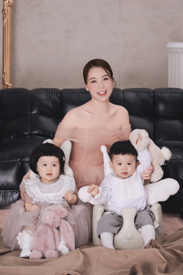 Con gái lai Hàn của Sam ăn uống tiết kiệm, từng biểu cảm hài hước như hoạt hình nay trổ nét xinh hệt mẹ hot girl 7 Vợ chồng Sam đã có 2 con song sinh “đủ nếp đủ tẻ”.